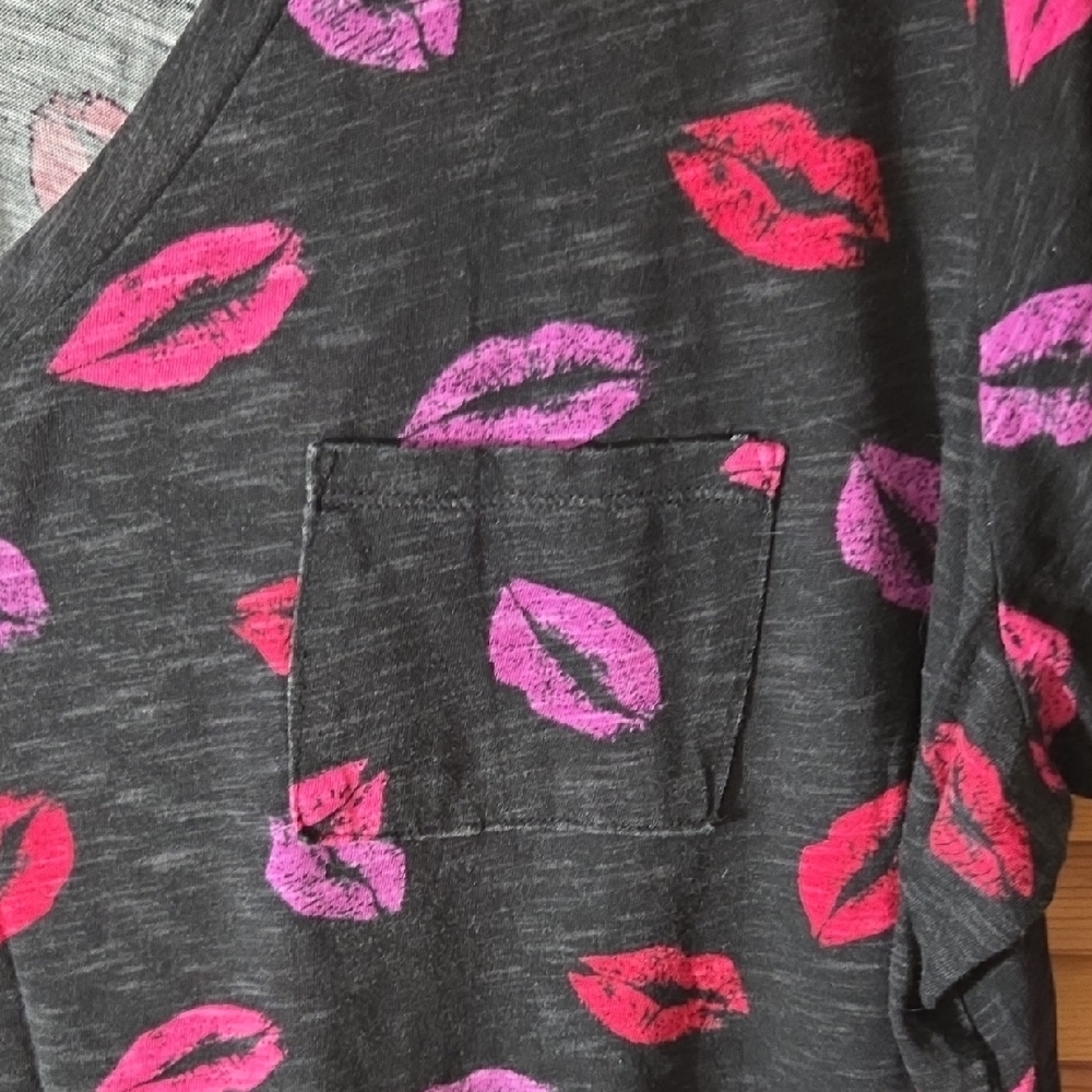 Torrid Black Tee with Red and Pink Lip Print From 2020 - Picture 3 of 7